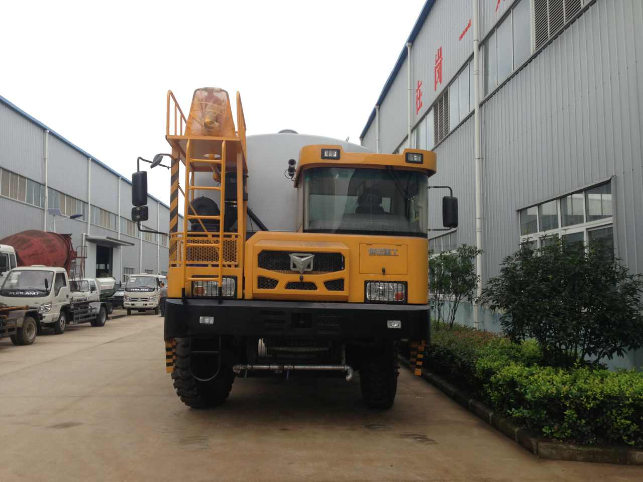 明達(dá)煤礦購買的20噸全驅(qū)運(yùn)水車 明達(dá)煤礦購買的20噸全驅(qū)運(yùn)水車