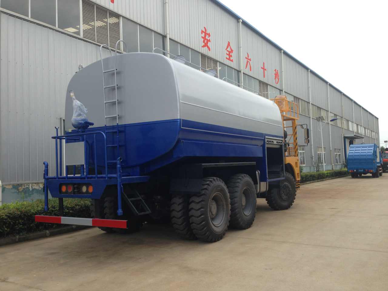 沙漠運(yùn)水車 沙漠運(yùn)水車