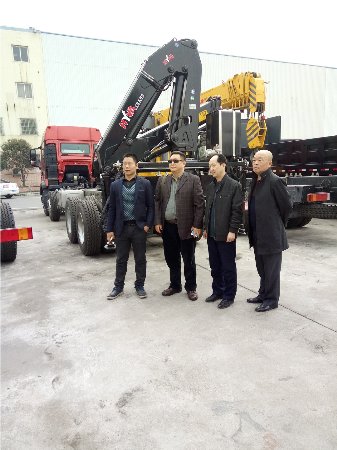 洛陽(yáng)計(jì)量所柴主任一行4人在我公司檢衡車(chē)產(chǎn)品前合影 洛陽(yáng)計(jì)量所柴主任一行4人在我公司檢衡車(chē)產(chǎn)品前合影