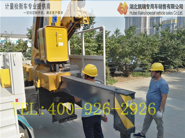 計(jì)量所工作人員操作計(jì)量檢衡車 計(jì)量所工作人員操作計(jì)量檢衡車