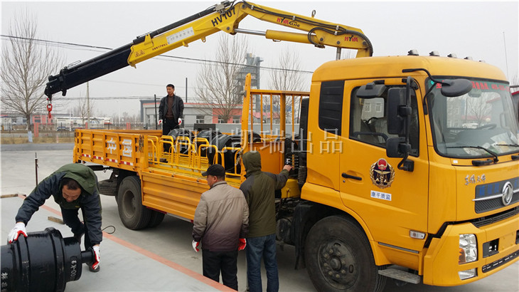 計(jì)量所工作人員檢驗(yàn)地秤 計(jì)量所工作人員檢驗(yàn)地秤