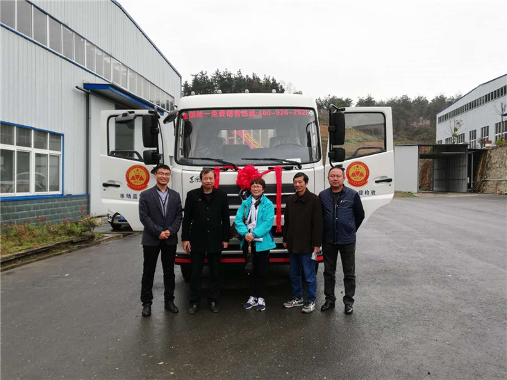 我公司韓總與來安計(jì)量所領(lǐng)導(dǎo)一行車前合影 我公司韓總與來安計(jì)量所領(lǐng)導(dǎo)一行車前合影