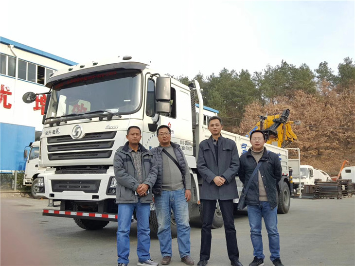 大冶有色金屬領(lǐng)導(dǎo)一行在車前進(jìn)行合影 大冶有色金屬領(lǐng)導(dǎo)一行在車前進(jìn)行合影