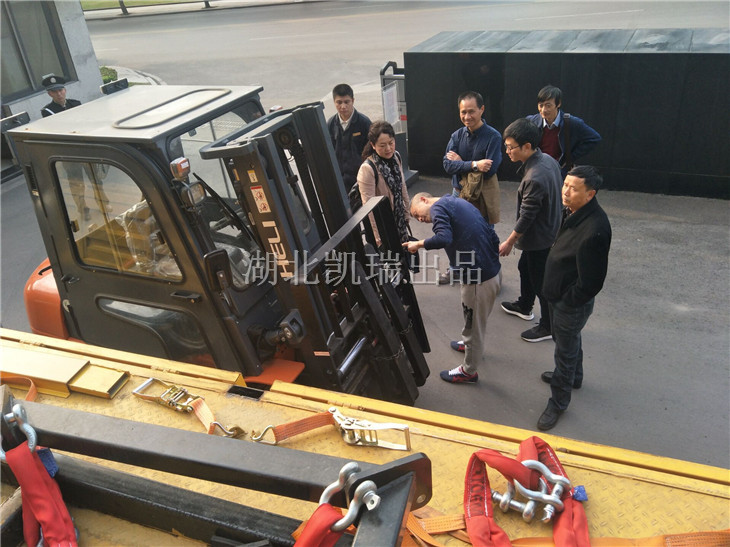 自貢計(jì)量所領(lǐng)導(dǎo)對計(jì)量檢衡車驗(yàn)收 自貢計(jì)量所領(lǐng)導(dǎo)對計(jì)量檢衡車驗(yàn)收