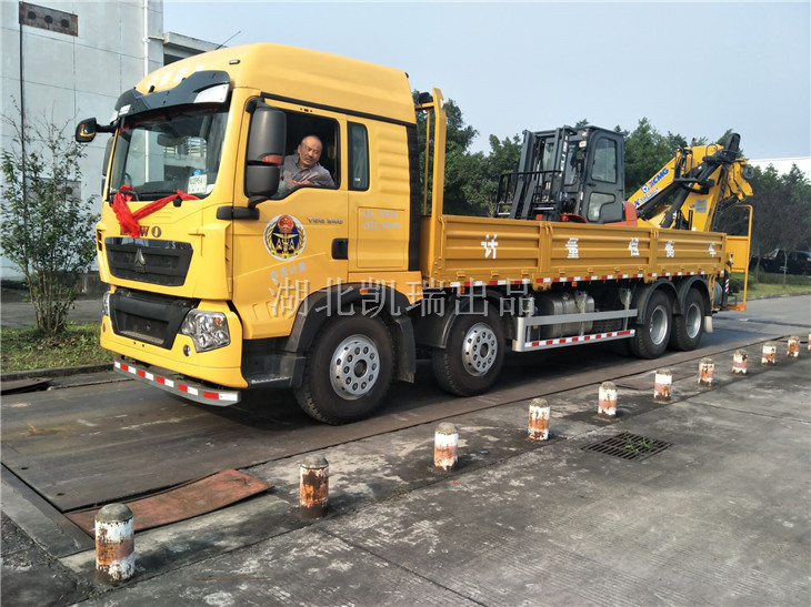 計(jì)量檢衡車在汽車衡上進(jìn)行標(biāo)數(shù) 計(jì)量檢衡車在汽車衡上進(jìn)行標(biāo)數(shù)