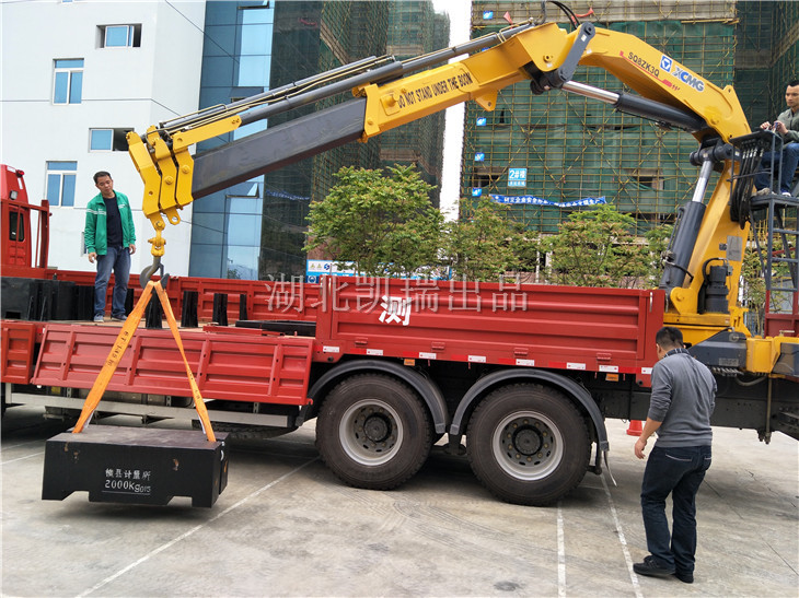 廣西橫縣計量所檢衡車吊裝砝碼作業(yè) 廣西橫縣計量所檢衡車吊裝砝碼作業(yè)