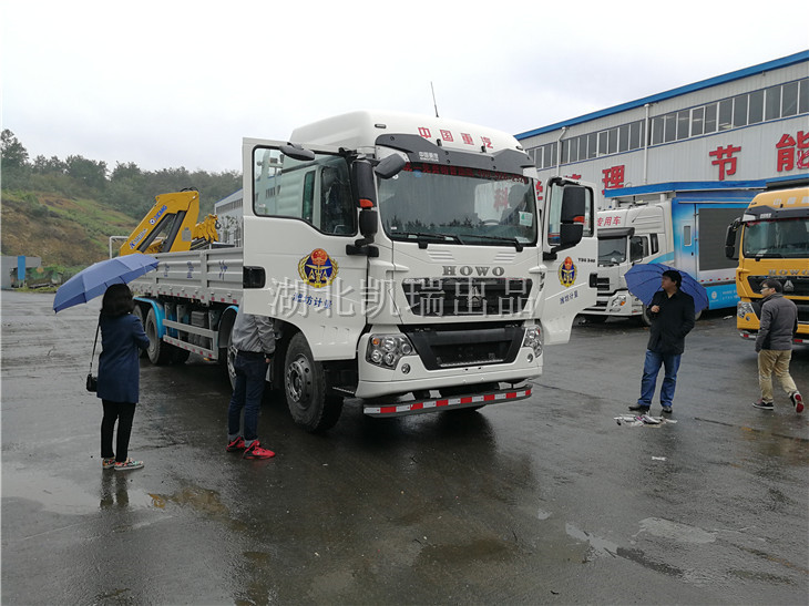 濰坊市計量所領(lǐng)導(dǎo)工廠查驗檢衡車駕駛室 濰坊市計量所領(lǐng)導(dǎo)工廠查驗檢衡車駕駛室