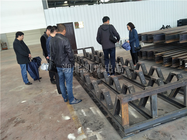 濰坊市計量所領(lǐng)導(dǎo)一行驗收砝碼架 濰坊市計量所領(lǐng)導(dǎo)一行驗收砝碼架