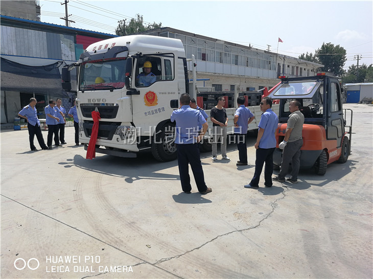 西固計(jì)量所局領(lǐng)導(dǎo)驗(yàn)收車輛 西固計(jì)量所局領(lǐng)導(dǎo)驗(yàn)收車輛