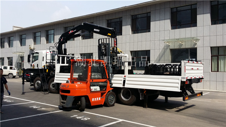 叉車將砝碼裝車 叉車將砝碼裝車