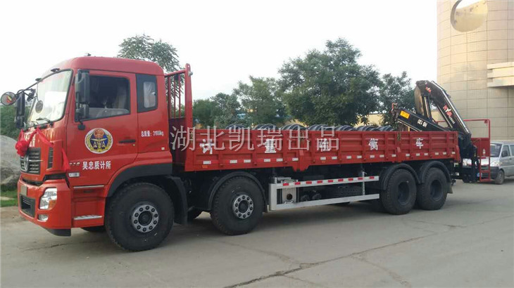 裝載16噸砝碼準(zhǔn)備檢測(cè)汽車衡 裝載16噸砝碼準(zhǔn)備檢測(cè)汽車衡