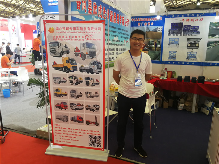 我公司韓總在展臺(tái)前接待參觀客人 我公司韓總在展臺(tái)前接待參觀客人