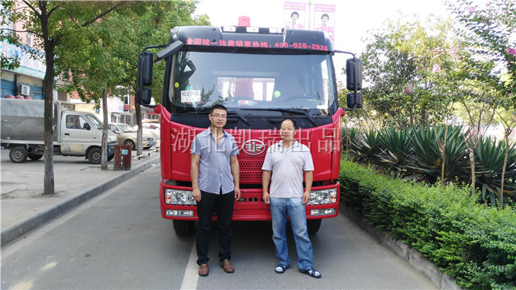 韓經(jīng)理與客戶合影 韓經(jīng)理與客戶合影