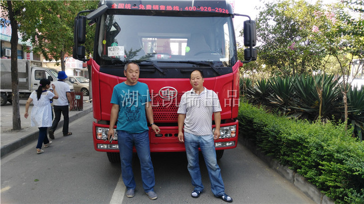 楊師傅在自己購(gòu)買隨車吊前合影 楊師傅在自己購(gòu)買隨車吊前合影