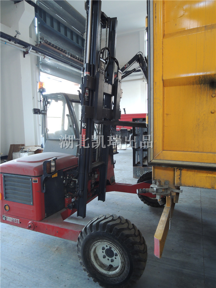 三輪叉車上下車輛的狀態(tài) 三輪叉車上下車輛的狀態(tài)