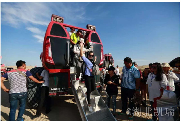 乘客乘坐沙漠車體驗后贊不絕口 乘客乘坐沙漠車體驗后贊不絕口