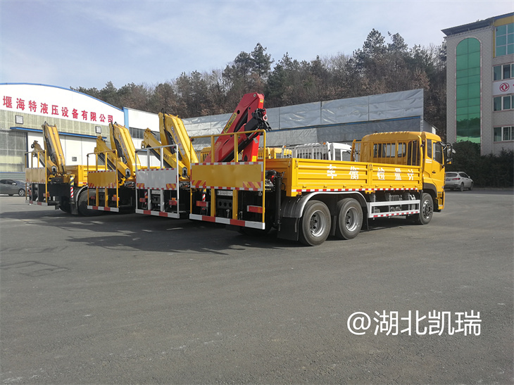 四臺“東風(fēng)系列”計量檢衡車列裝發(fā)運(右后) 四臺“東風(fēng)系列”計量檢衡車列裝發(fā)運(右后)