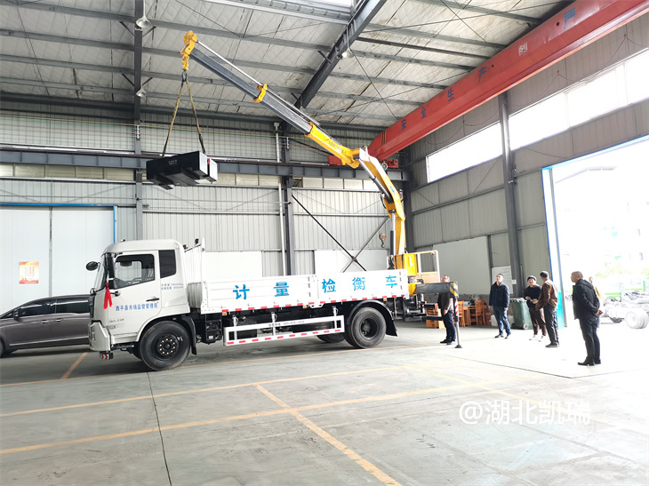檢驗(yàn)DWJ5180JJHD6型計(jì)量檢衡車吊重能力 檢驗(yàn)DWJ5180JJHD6型計(jì)量檢衡車吊重能力