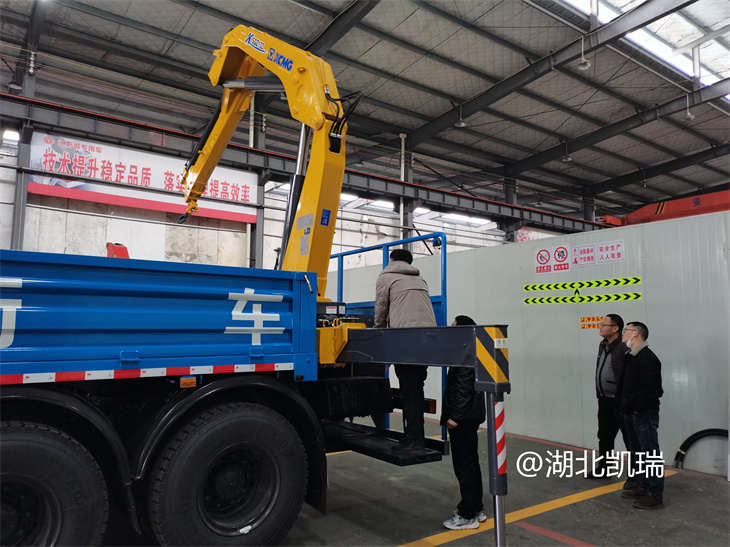 親自操作DWJ5311JJHD6型計(jì)量檢衡車 親自操作DWJ5311JJHD6型計(jì)量檢衡車